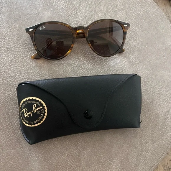 Ray-Ban Tortoise Sunglasses with Black Case - Picture 4 of 4